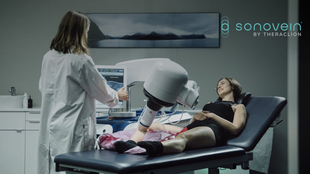 Médecin utilisant le dispositif Sonovein by Theraclion sur la jambe d’une patiente